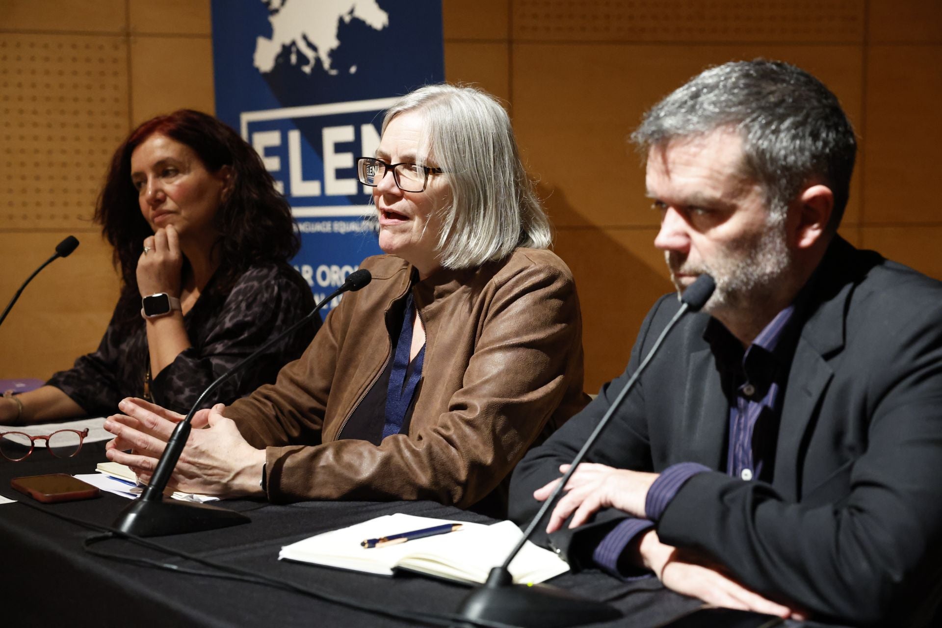 Idurre Eskisabel (Kontseilua) eta Elin Haf Gruffydd eta Davyth Hicks, European Language Equality Network-eko ordezkariak, Bilbon egindako agerraldian.