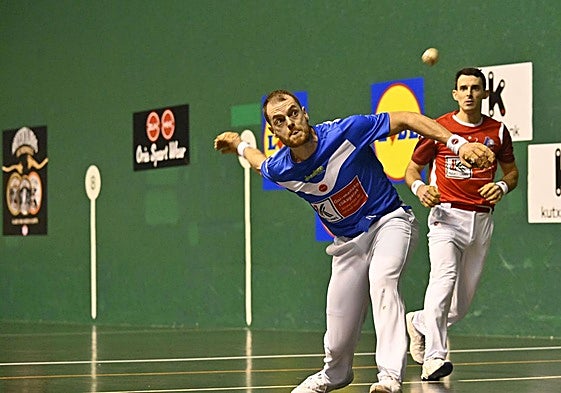 Unai Laso golpea la pelota este domingo en el Astelena de Eibar.