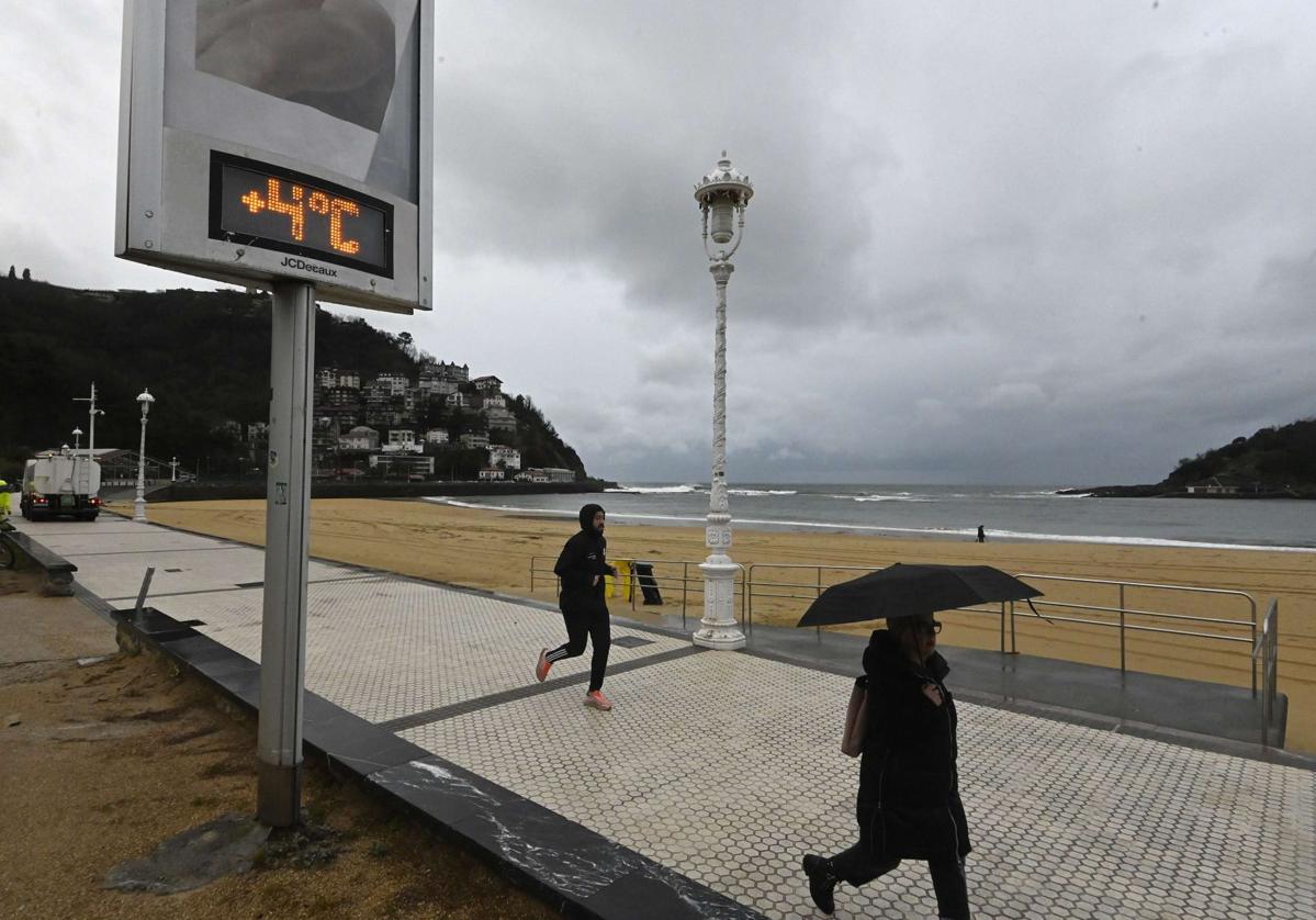 Una jornada de cielos encapotados y frío en Donostia.