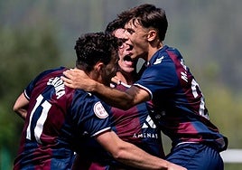 La remontada en casa deja al cuadro azulgrana segundo con 25 puntos, a dos del Arenas de Getxo.