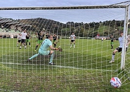 Unax Peinador mete su segundo gol que sería anulado pese a las protestas del público