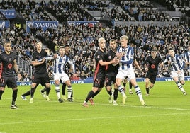 Zubimendi, Óskarsson, Zubeldia y Elustondo buscan rematar en un córner a favor de la Real, el domingo en Anoeta.