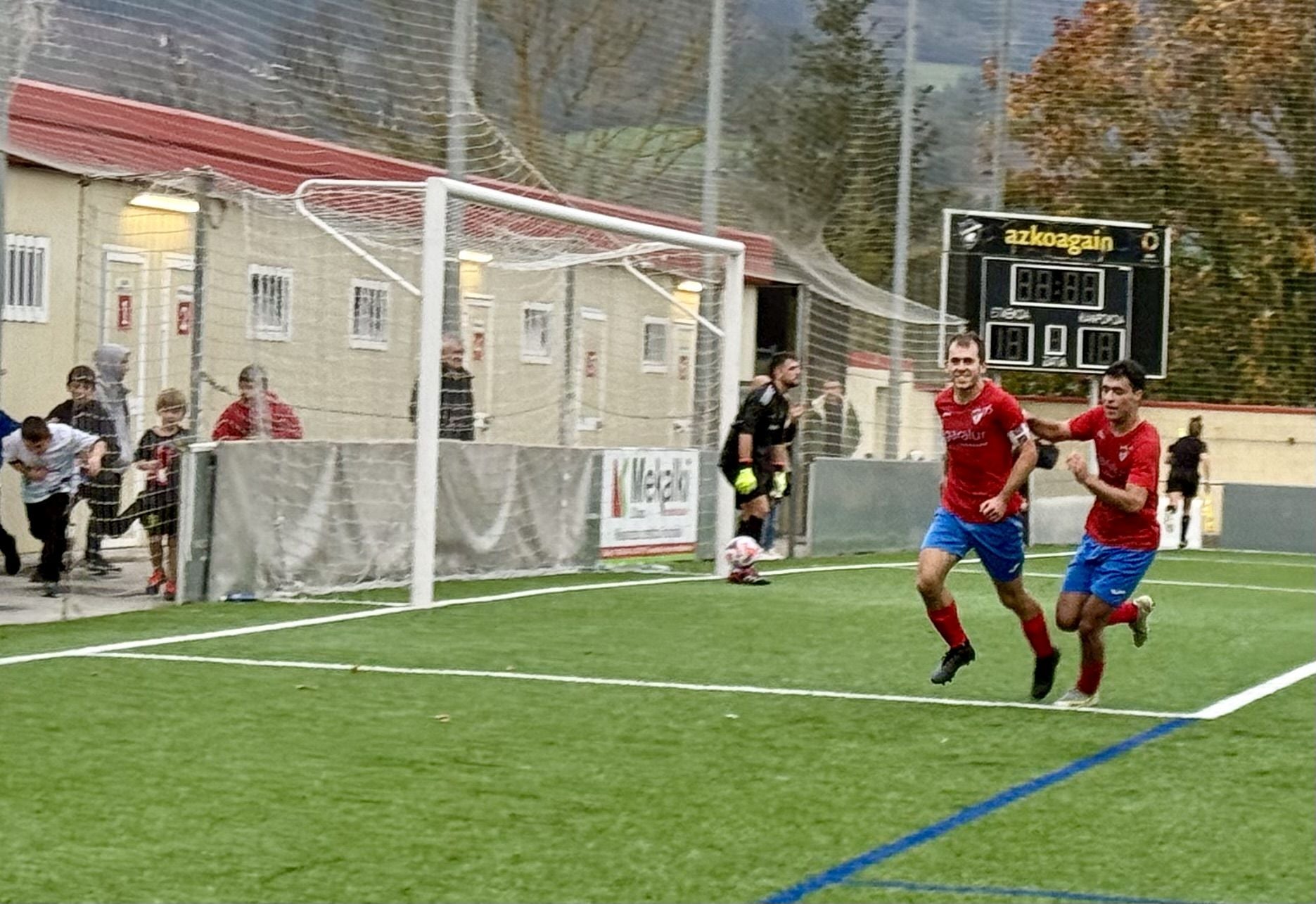 Auritz e Imanol, autores de los goles, celebrando el primero de ellos.