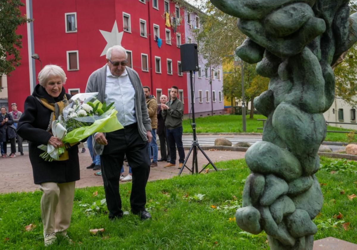 Mari Paz Artolazabal y Mikel Arregi, en la ofrenda floral.