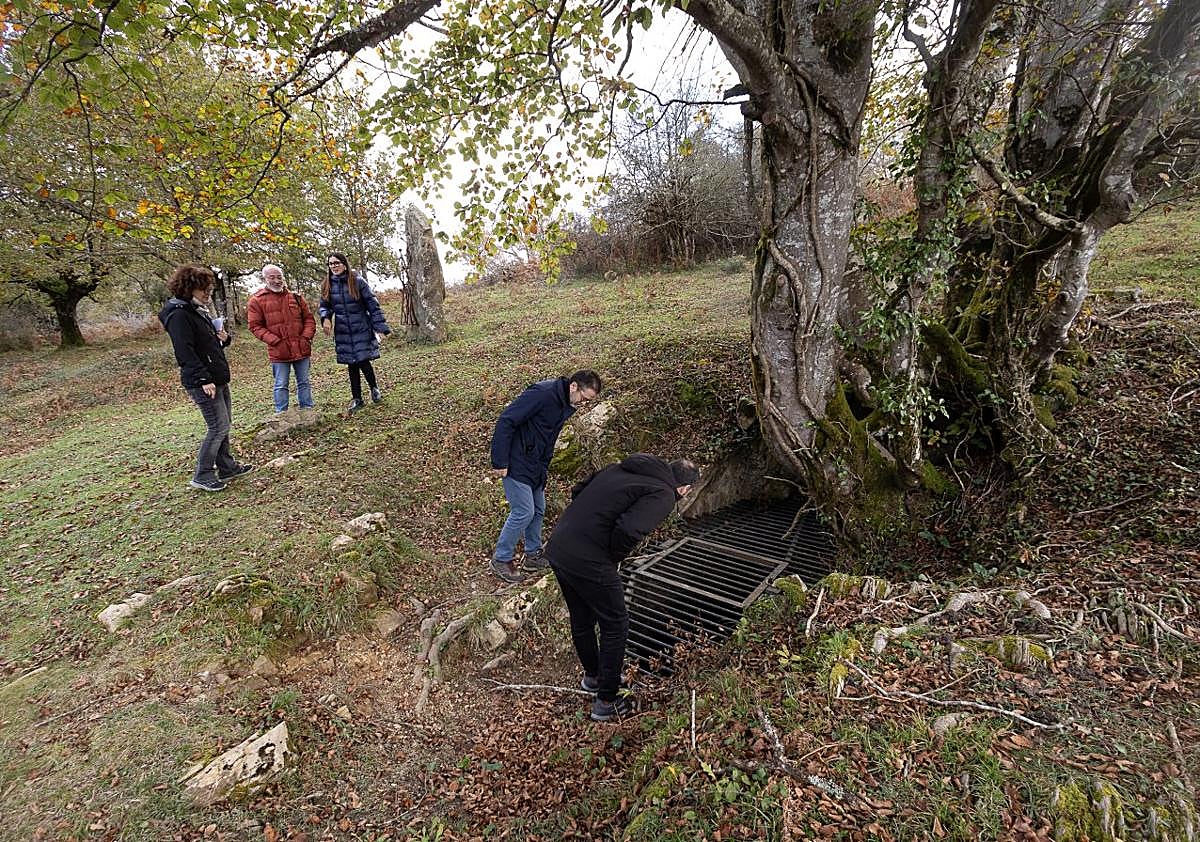 Imagen secundaria 1 - El libro que nació en la sima Legarrea