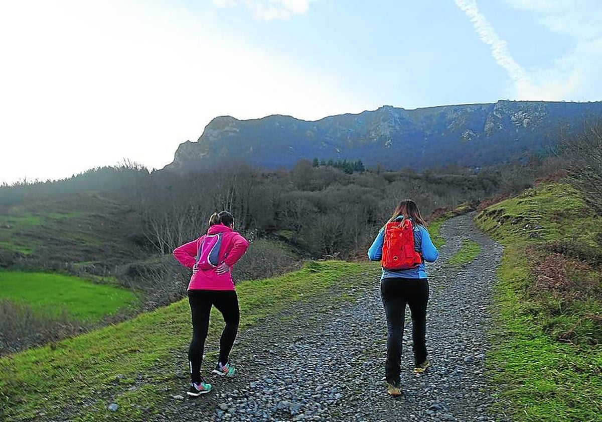 Dos senderistas emprenden una ruta hacia Balerdi desde Bedaio.