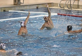 Dos jugadores del Urbat Urkotronik defienden el tiro en un encuentro en el Paco Yoldi.