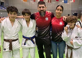 La expedición eibarresa de judo en el XXX Torneo Villa de Amurrio.