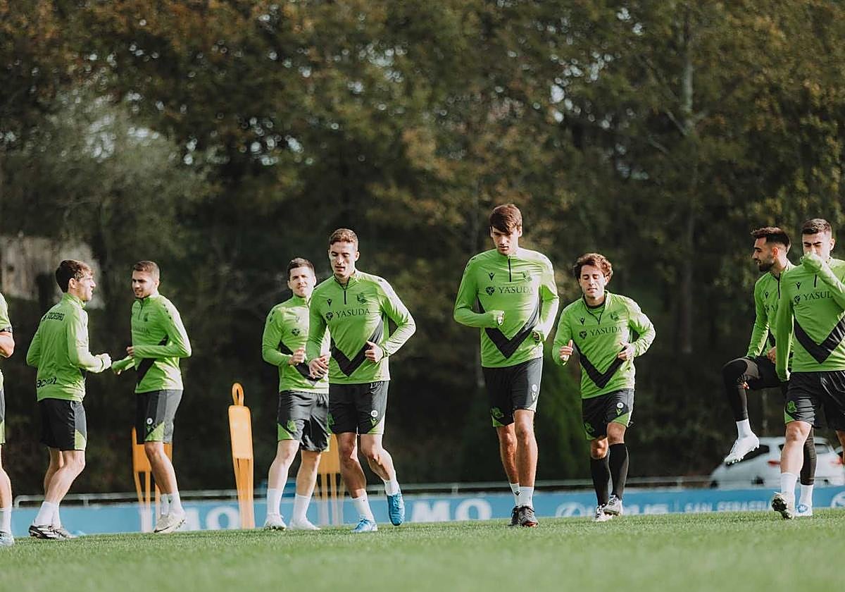 Aihen, Zakharyan, Zubeldia, Pacheco, Urko, Odriozola, Brais y Barrene en el entrenamiento de esta miércoles en Zubieta