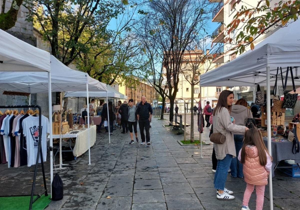 Andoaingo Goikoplazan antolatu zen asteburuan gastronomia eta artisautza azoka, 34 postuekin denetara.