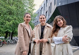 Natalia Sánchez, Ane Legarreta y Nekane Díaz, impulsoras de la red ESAS, ante la sede de Musikene, donde todas se formaron.