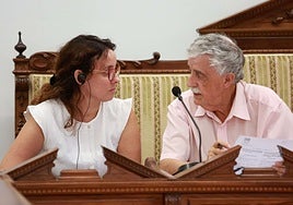 Los concejales socialistas Noemí Odriozola y Iosu Alvarez.