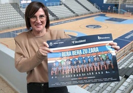 Tati Garmendia, ayer con el póster que se entregará gratis a los aficionados para animar al equipo.