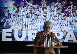 Roberto Olabe ofrece sus explicaciones en un encuentro con la prensa