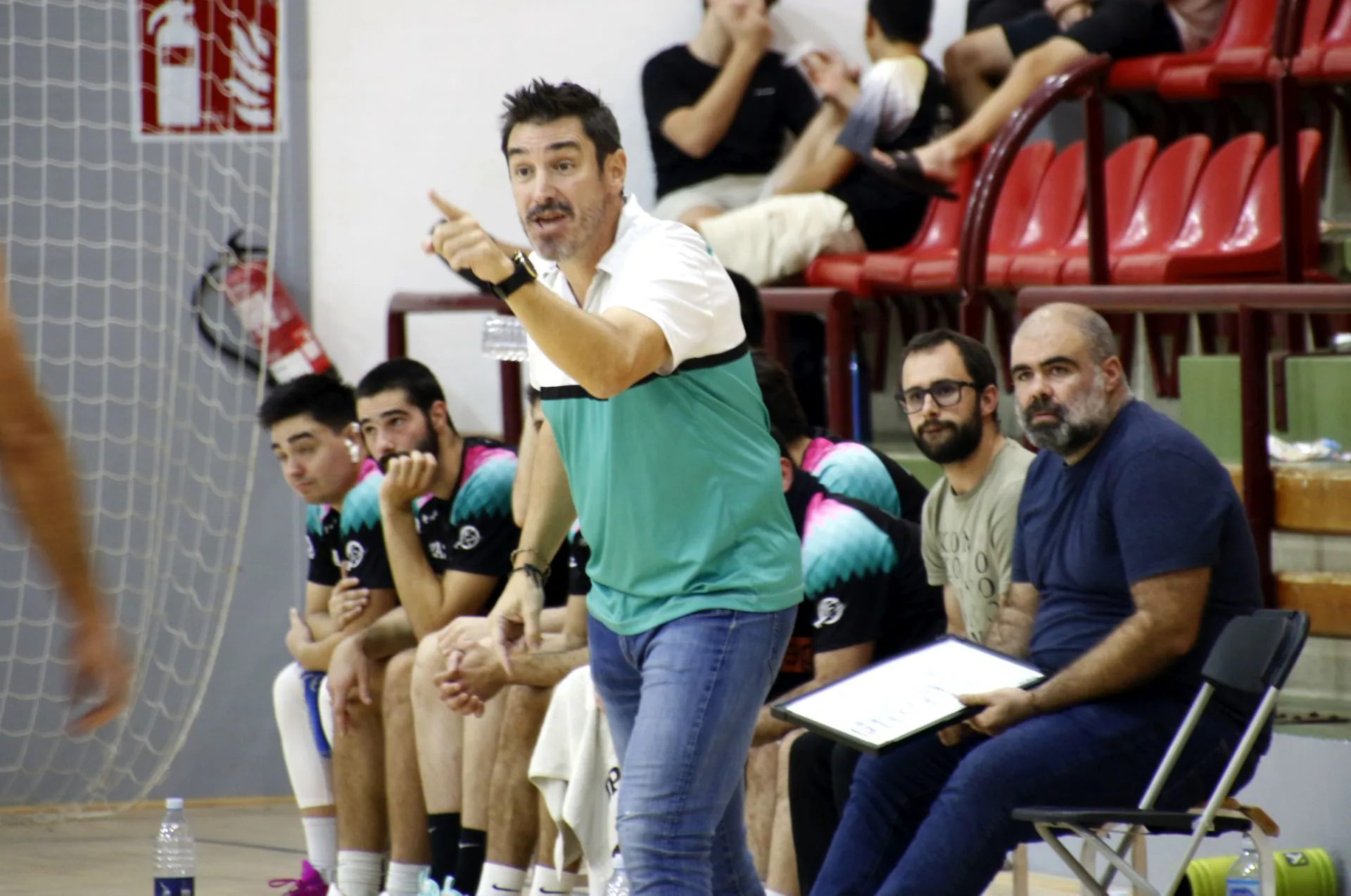 Andoni Lazkano dando instrucciones a sus jugadores durante el partido