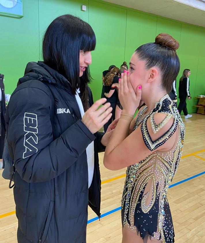 Imagen secundaria 2 - Momento en el que la entrenadora del Club Ipurua Miriam Merino comunica a Meddi Teran su clasificación a la Copa base individual de España. 