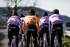 Ciclistas de la Fundación Euskadi.