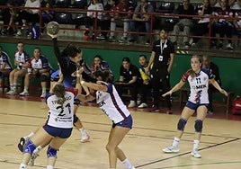 Dos jugadoras del Mek Eibar femenino defienden el lanzamiento de una rival.