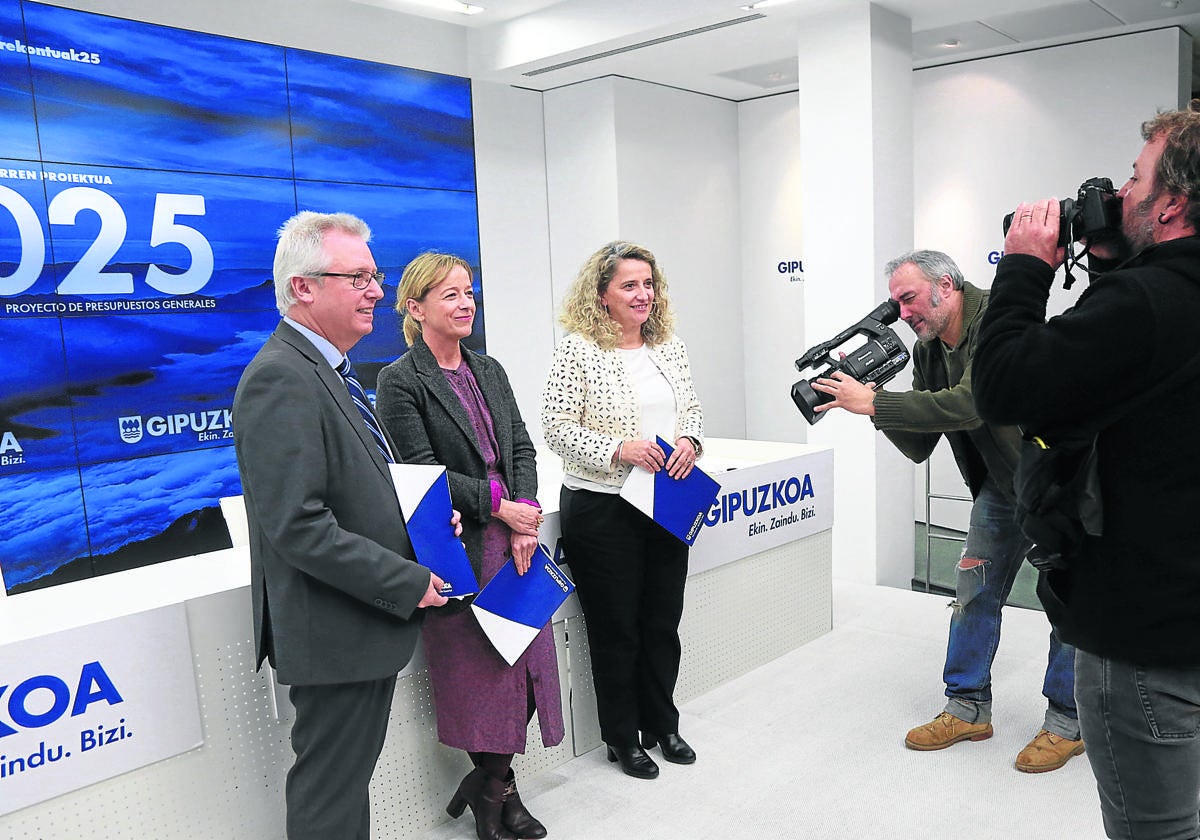 José Ignacio Asensio, Eider Mendoza e Itziar Agirre en la presentación de los Presupuestos de 2025.