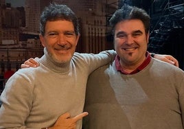 Antonio Banderas junto a Txema Cariñena, irundarra de 53 años fallecido en un accidente de moto en Madrid.