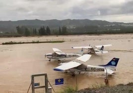 Imagen del aeródromo Leoni Benabú de El Trapiche, inundado por el desbordamiento del río Benamargosa.