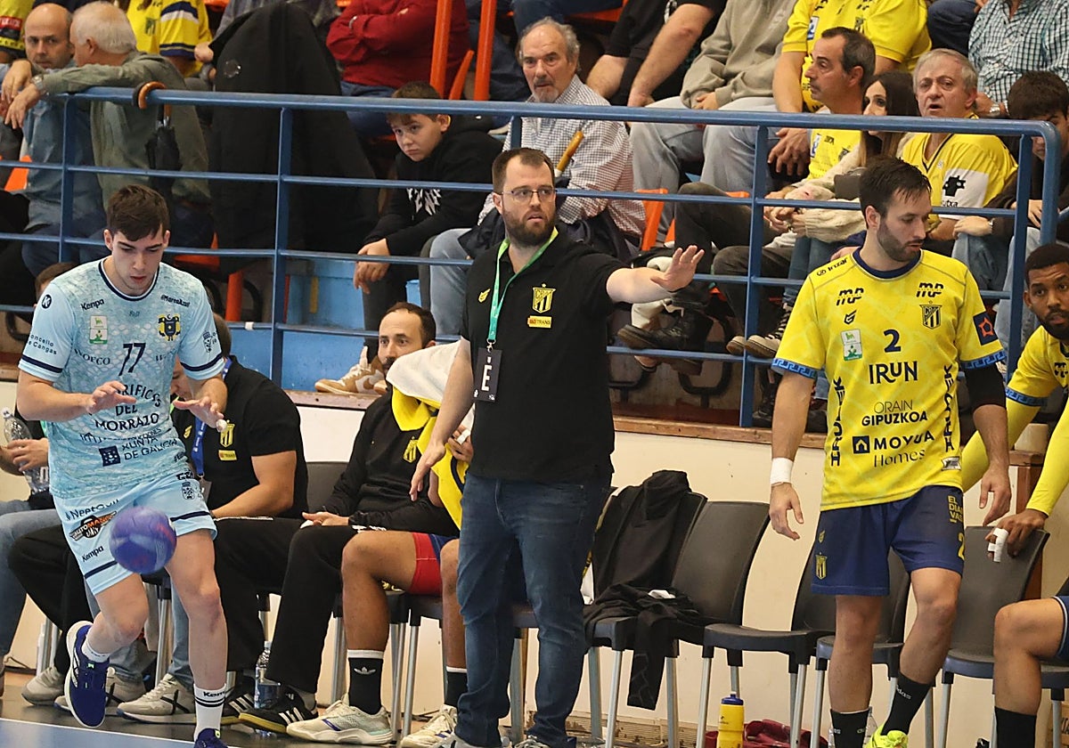 El madrileño Alex Mozas durante un partido en Artaleku.