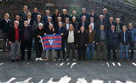 Treinta y cuatro amigos y exfutbolistas que se han juntado para la comida en recuerdo a la generación de Txantxa Zelai.
