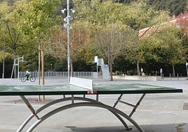 En primer término, la mesa de ping pong, y al fondo, la pista multideportiva con las canastas.
