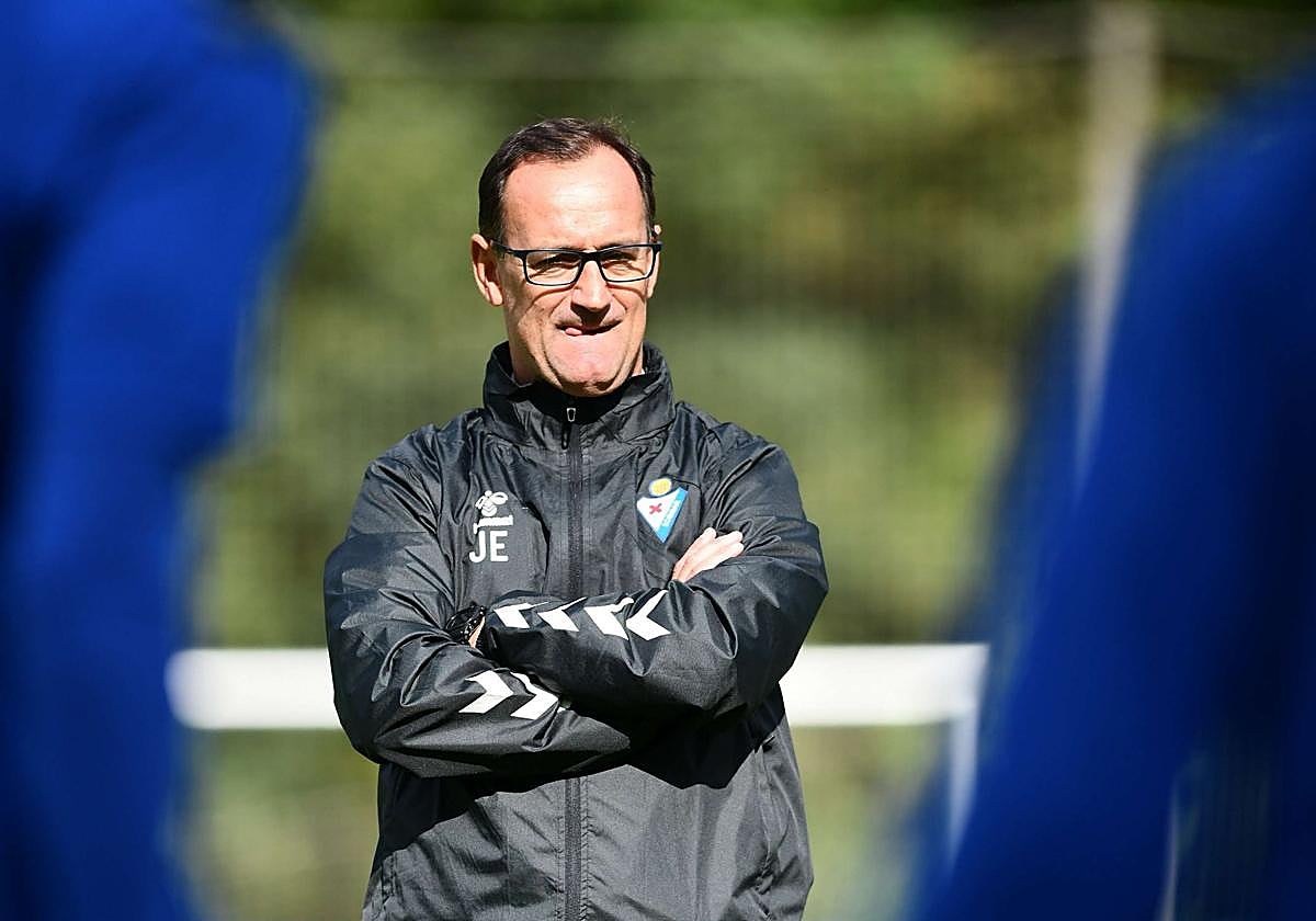 Joseba Etxeberria dirige el entrenamiento en Atxabalpe.