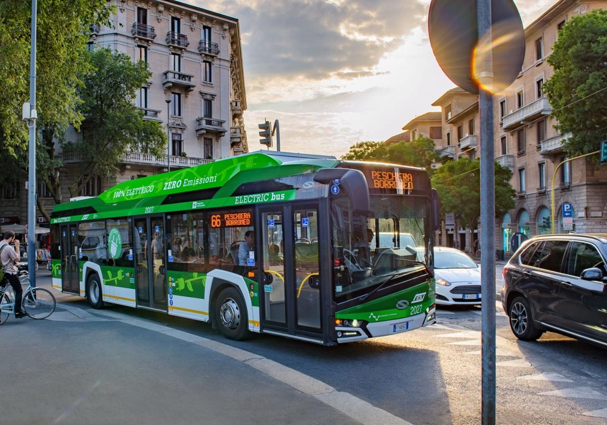 Uno de los autobuses Solaris eléctricos circulando por una ciudad italiana.