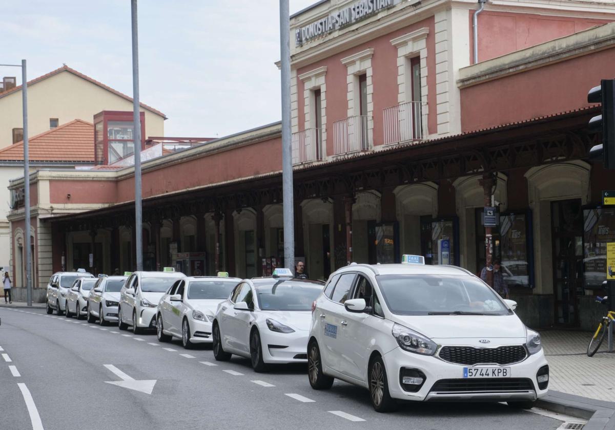 Hilera de taxis esperan a la salida de la estación de tren, en Donostia.