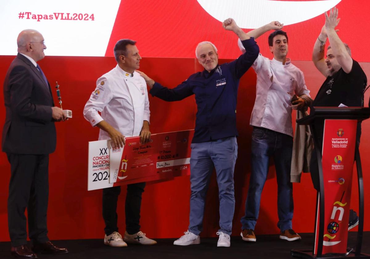 Iñigo Tizón, Alberto Loro y Mikel Muñoz celebran el premio conseguido en Valladolid.