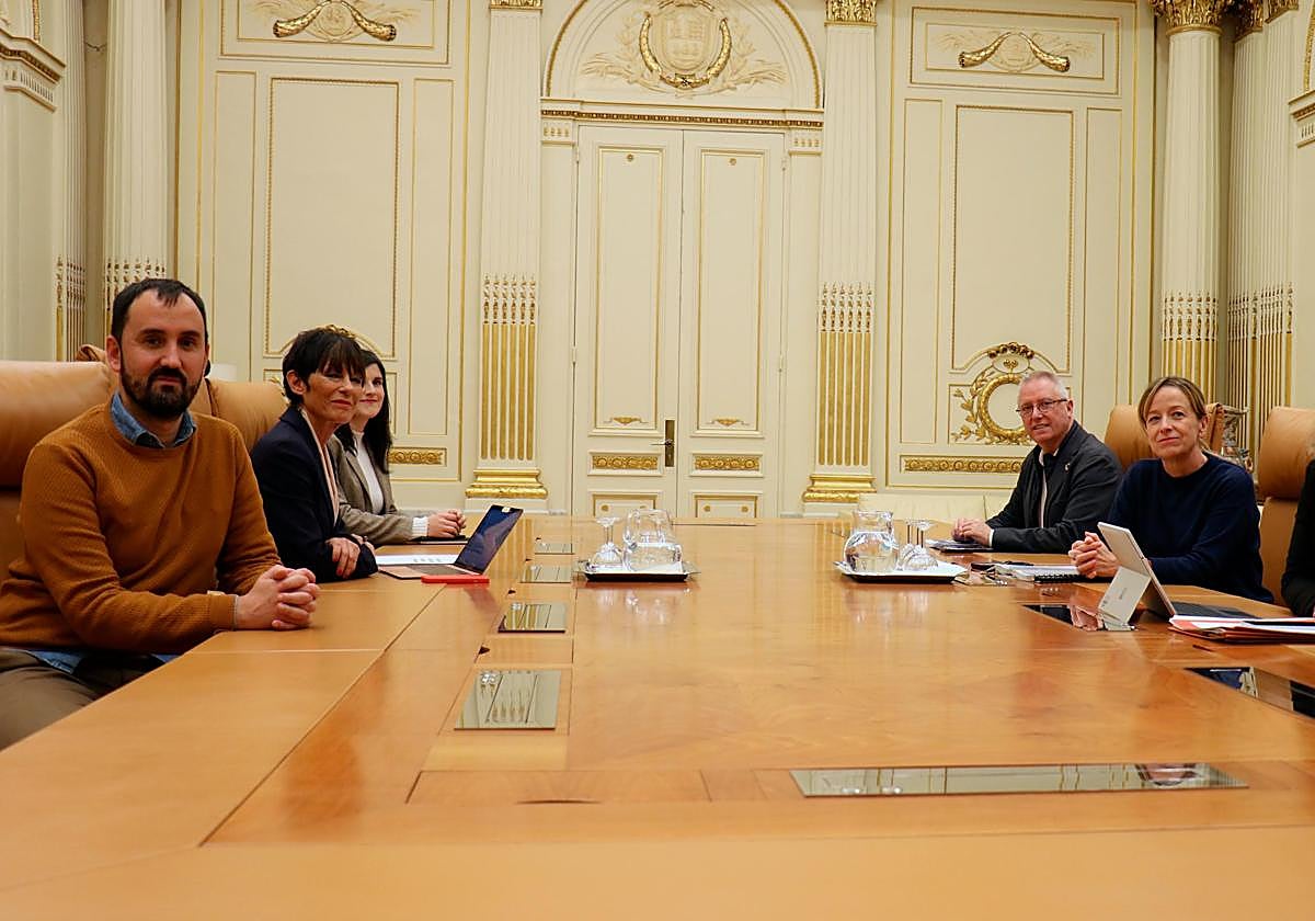 Los representantes de EH Bildu y el Gobierno foral.