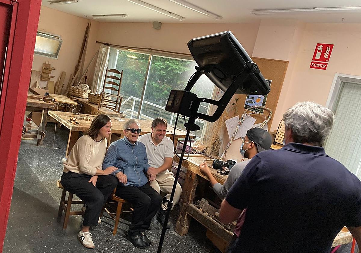 Daniel Lizarralde y Elena junto a María Jesús el día de grabación del programa 'Made With Love'.