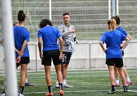 El técnico Yerai Martin durante un entrenamiento en el Anexo de Ipurua.