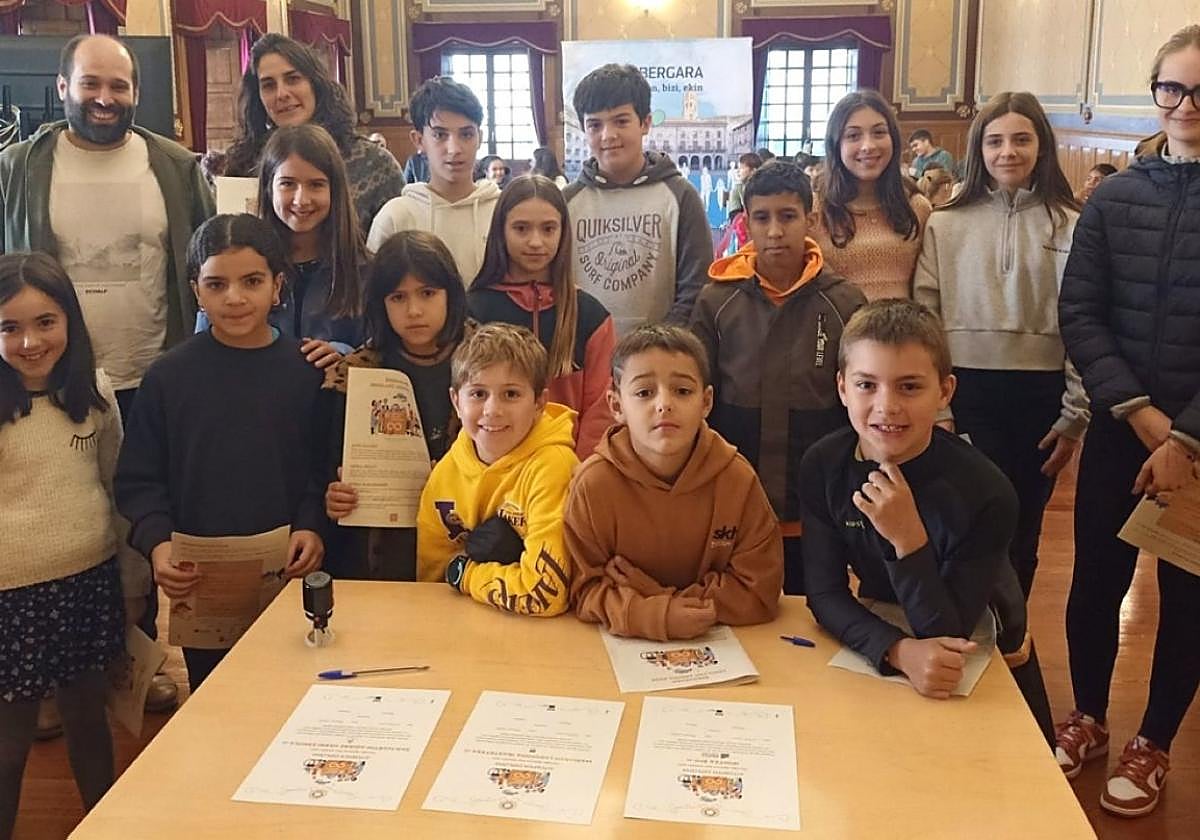 Escolares junto al alcalde tras firmar el compromiso de la Agenda Escolar 2030.