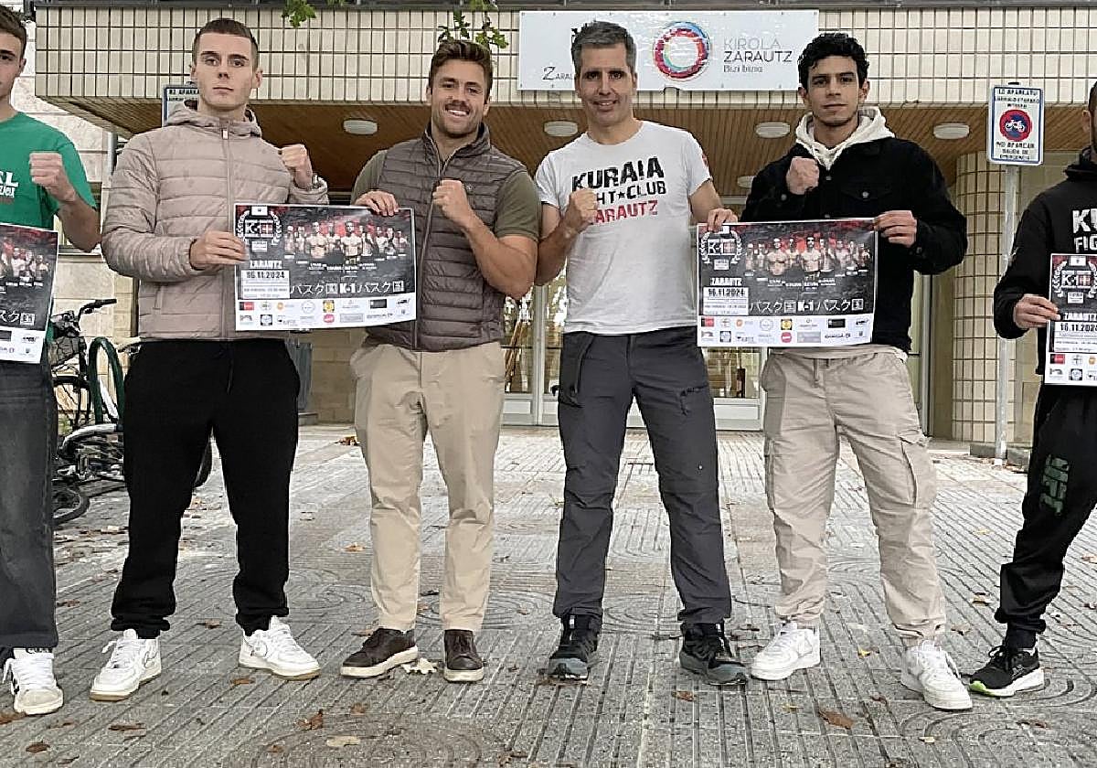 Erdian, Inaxio Illarramendi eta Asier Garayar, antolatzailea, eta albotan herriko borrokalariak.