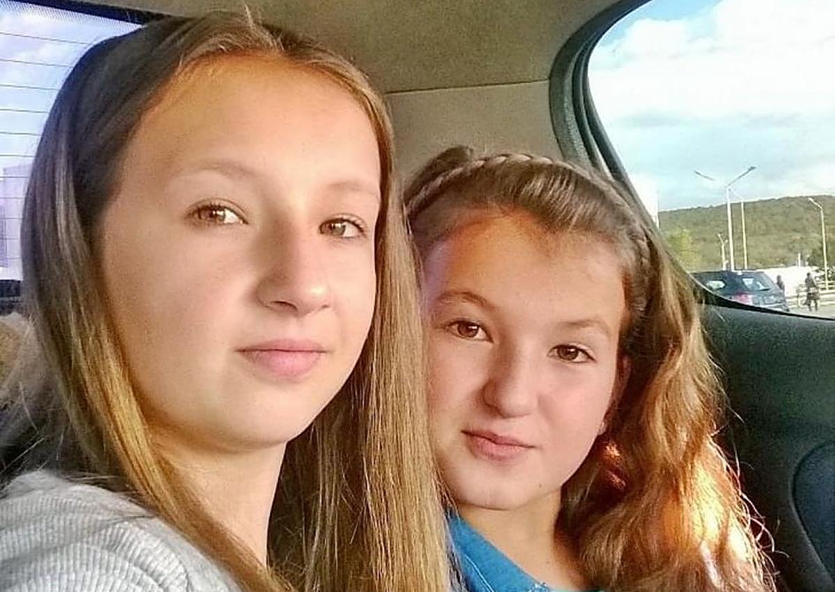 Imagen secundaria 1 - Raluca y Arabela de niñas. Mikel con una edad similar. 