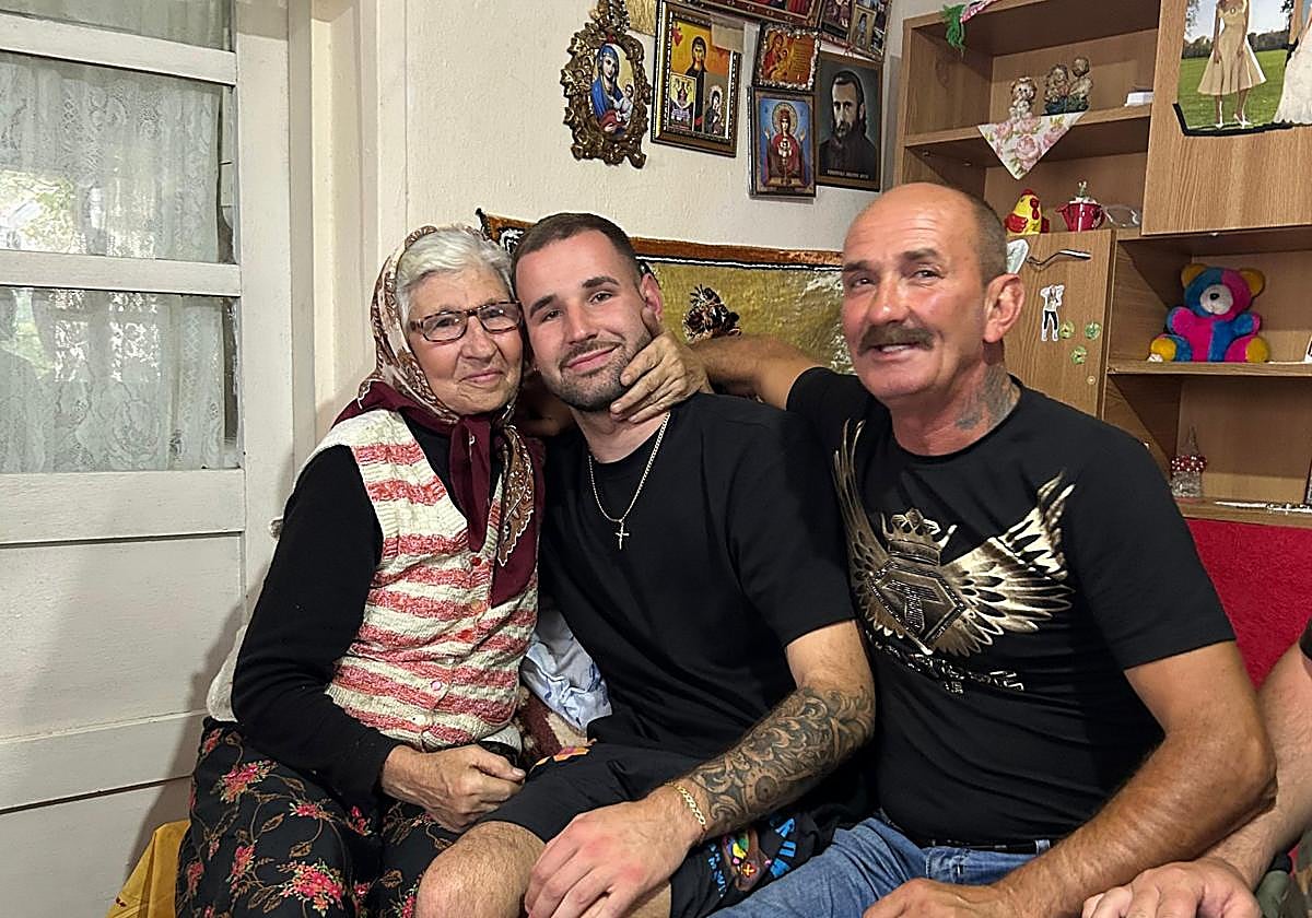 Mikel, en el centro, junto a su abuela y su padre, Dragûs, en su visita a Rumanía.
