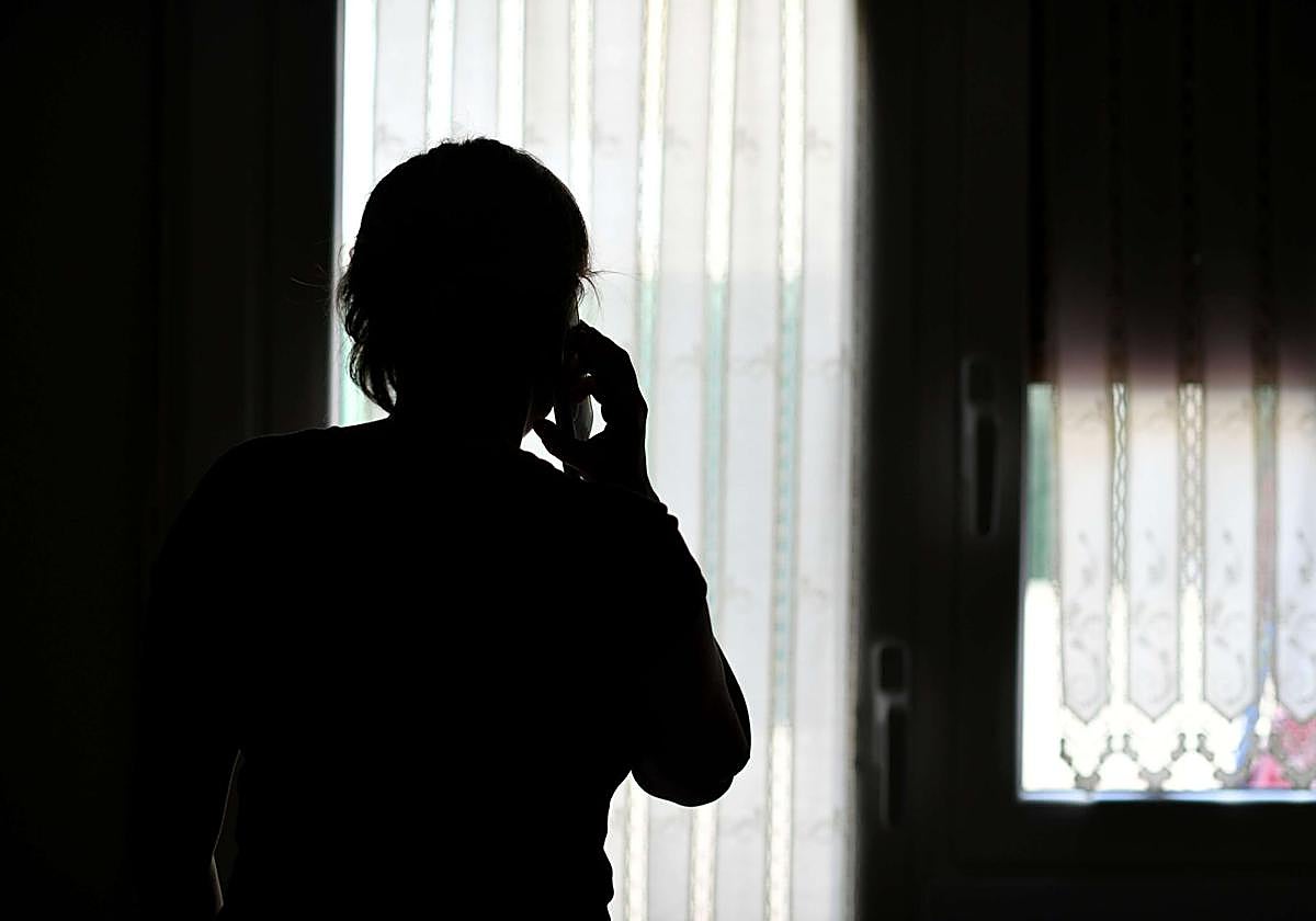 Una mujer solicita ayuda telefónica.