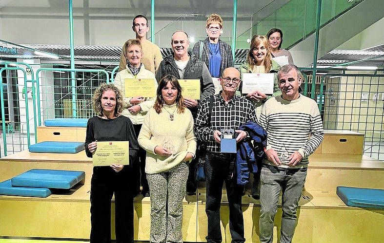 Los donantes homenajeados ayer con las distinciones recibidas.