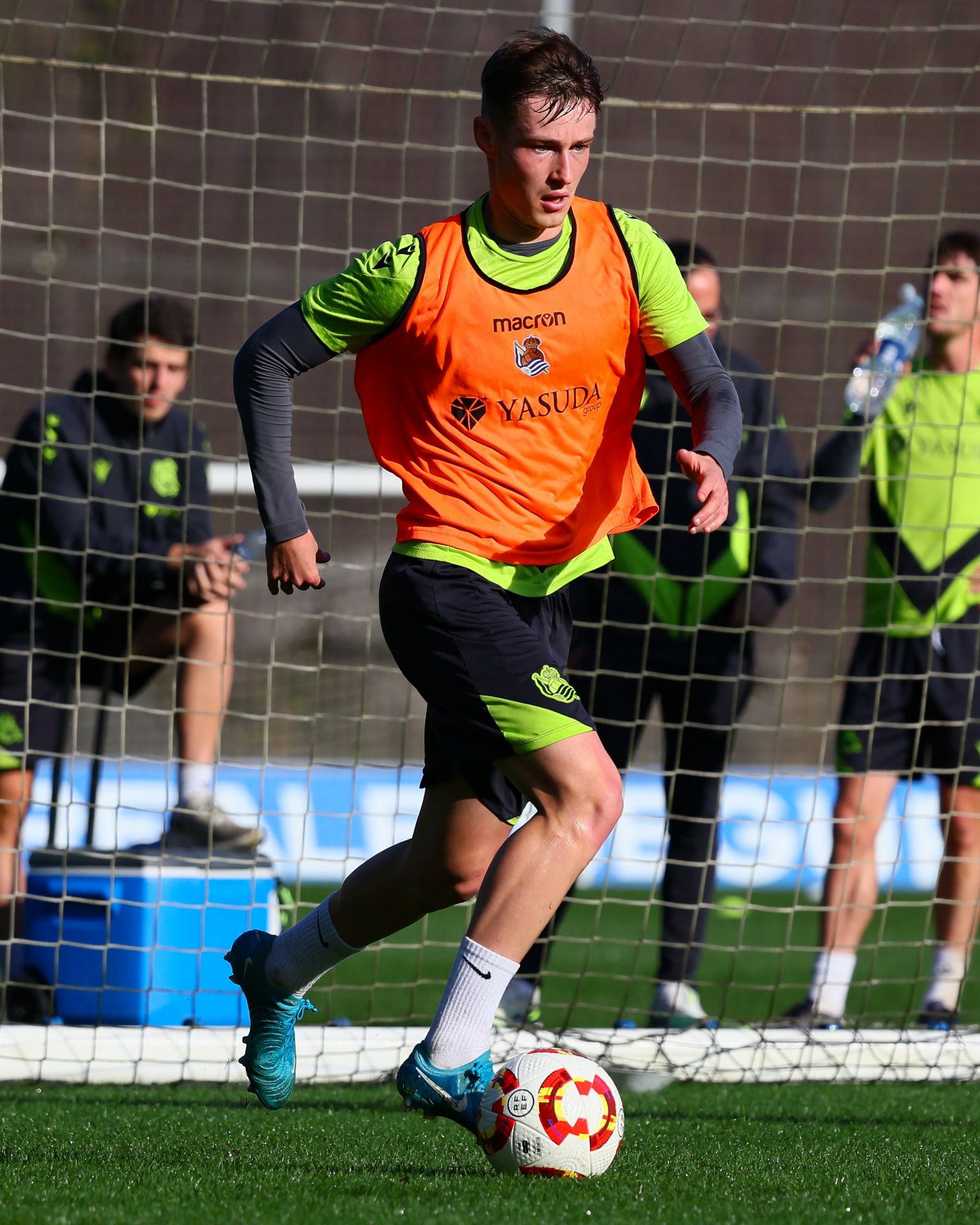 Turrientes conduce el esférico en el entrenamiento de este viernes