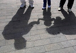 Una familia disfrutan de tiempo junto a una niña.