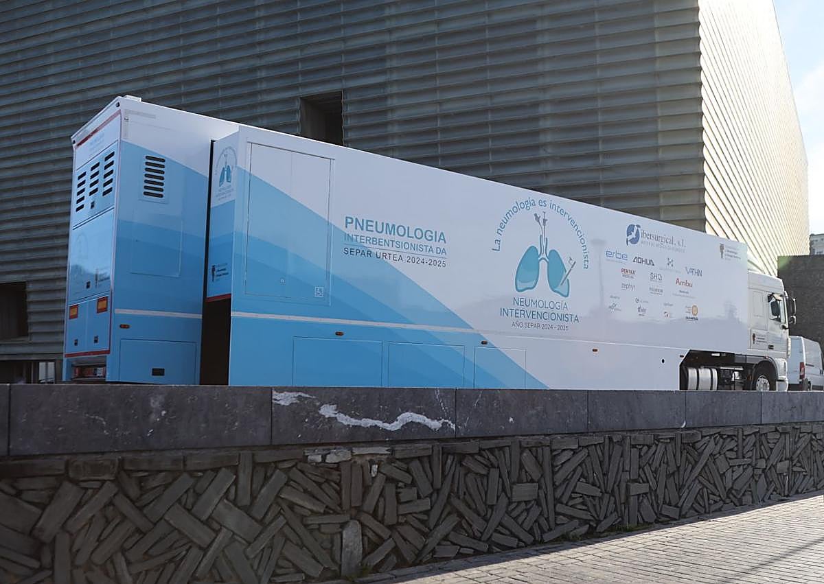 Imagen secundaria 1 - El doctor Enrique Cases Viedma, la vista del camión fuera del Kursaal y una imagen de las máquinas dentro del camión.