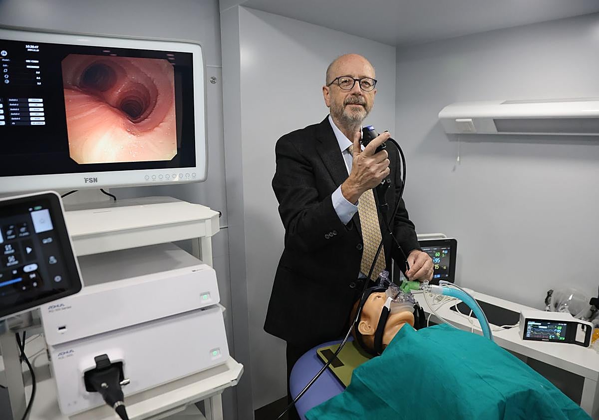 Imagen principal - El doctor Enrique Cases Viedma, la vista del camión fuera del Kursaal y una imagen de las máquinas dentro del camión.