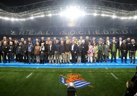 Los 44 socios homenajeados posan con exjugadores de la Real Sociedad en el Reale Arena.