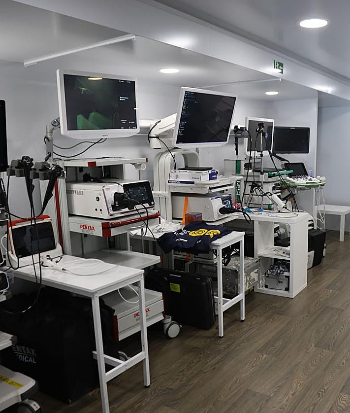 Imagen secundaria 2 - El doctor Enrique Cases Viedma, la vista del camión fuera del Kursaal y una imagen de las máquinas dentro del camión.