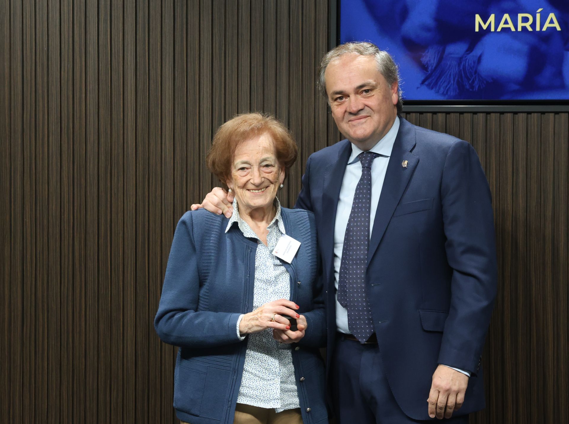 Imagen secundaria 1 - Juan Luis Larrea, María Dolores Borda y Jose Mari Usarraga reciben la Insignia de Oro de manos del presidente Jokin Aperribay 