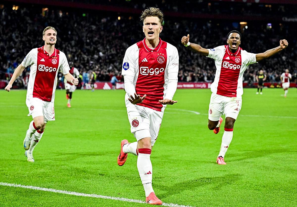 Mika Godts celebra un gol con el Ajax esta temporada