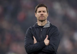 Xabi Alonso con gesto serio en un partido de Leverkusen